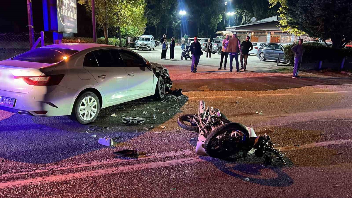 Tekirdağ Saray\'da motosiklet ile otomobil çarpıştı, 1 kişi yaralandı