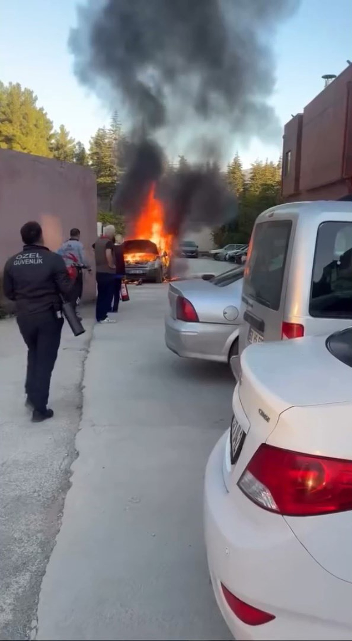 Tokat\'ta hastane otoparkında alev alan otomobil söndürüldü, 2 araç ısıdan hasar gördü
