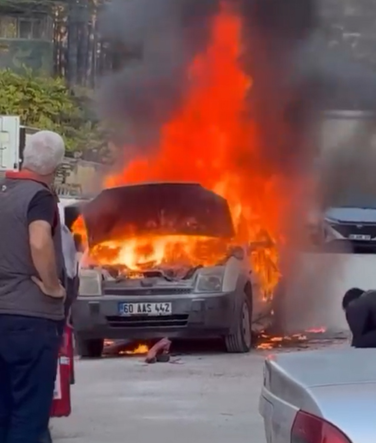 Tokat\'ta hastane otoparkında yanan araç kullanılamaz hale geldi, iki araç zarar gördü