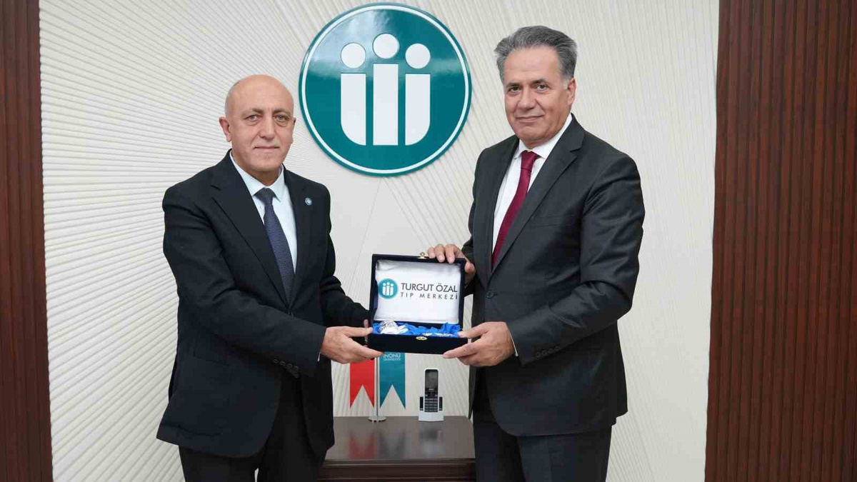 Rektör Akpolat, TÖTM\'ün yeni başhekim yardımcılarını makamında kabul etti