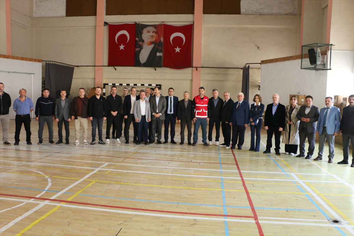 Trabzon Of\'ta ihtiyaç sahibi öğrencilere Kızılay\'dan giysi yardımı yapıldı
