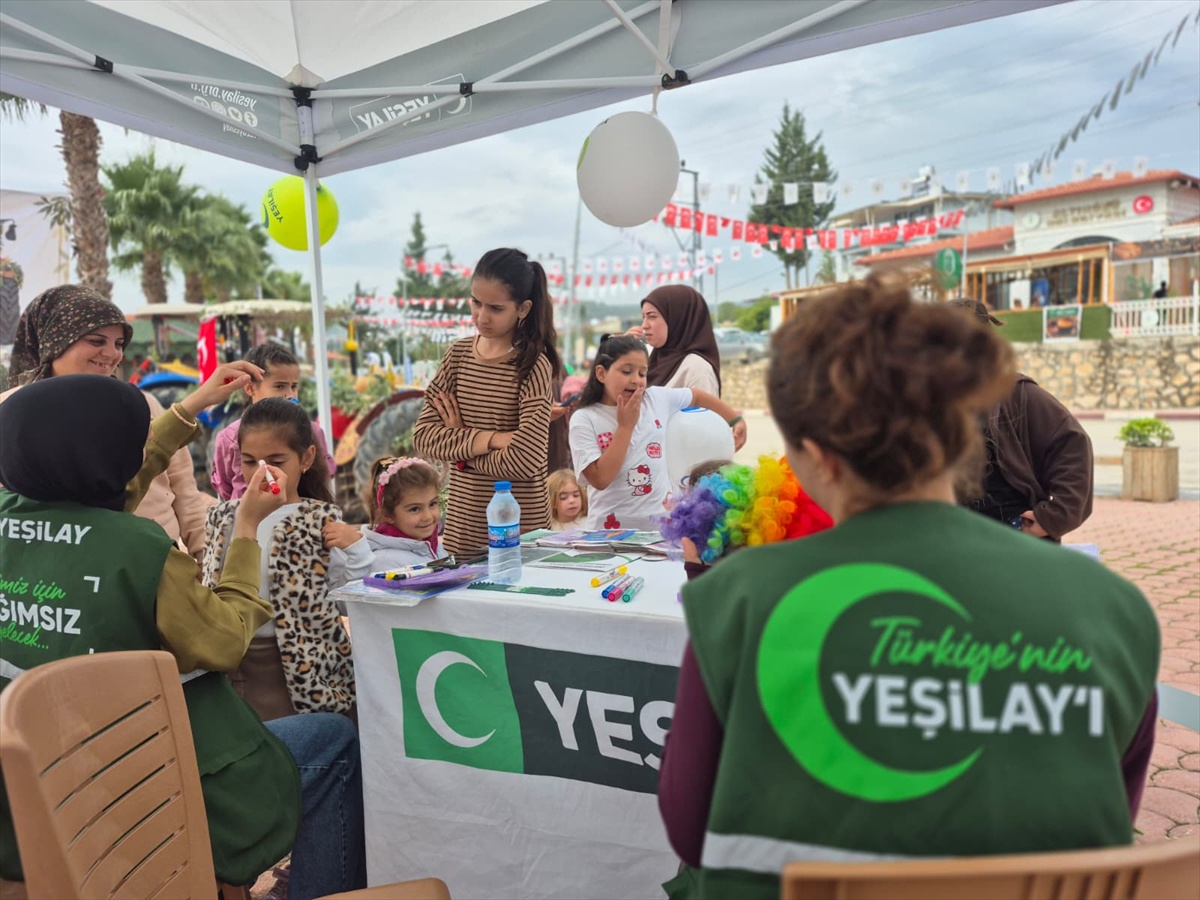 Altınözü\'ndeki festivalde Yeşilay standında 1200 kişiye bağımlılık broşürü verildi