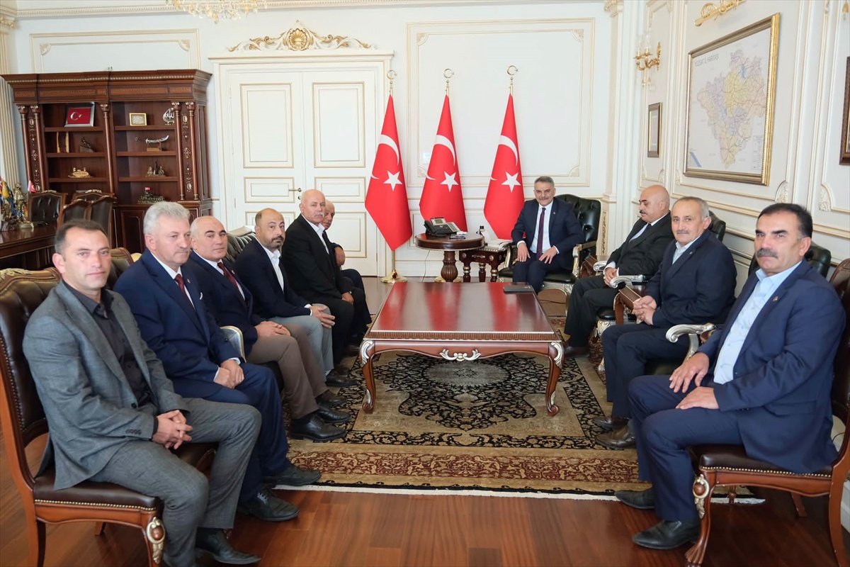 Yozgat Valisi Özkan, Muhtarlar Günü\'nde muhtarları makamında kabul etti