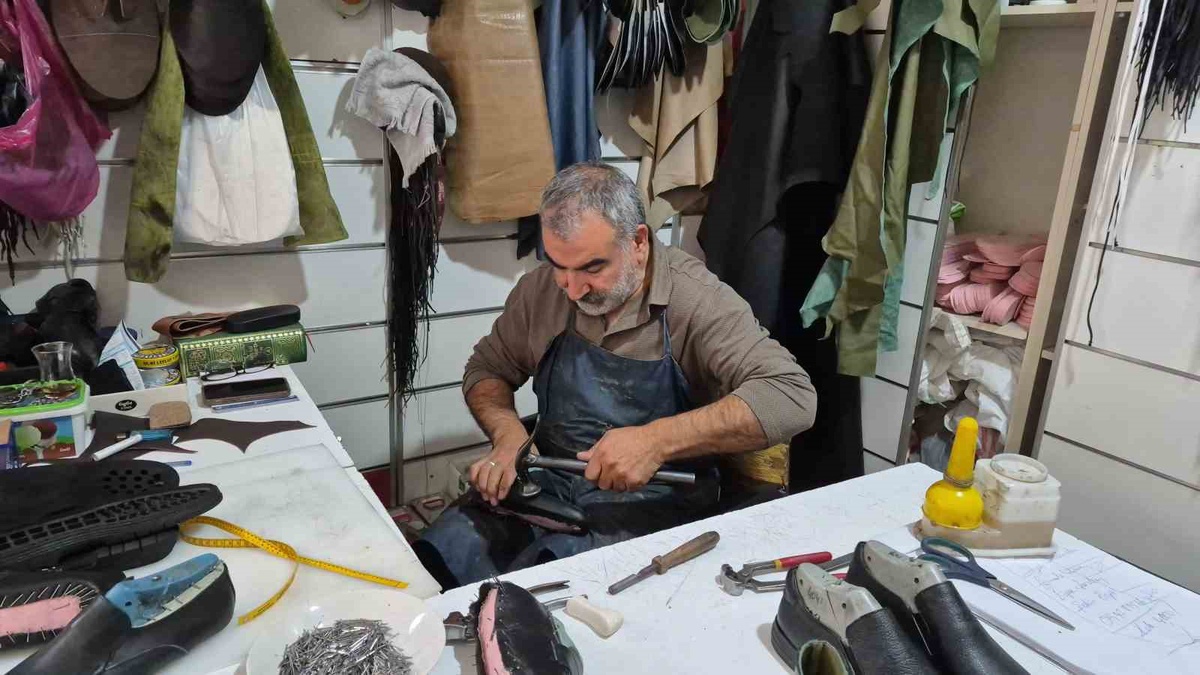 Yozgat Yerköy\'de kunduracı Ali Şahin, çırak yetişmeyince mesleği yaşatmaya çalışıyor