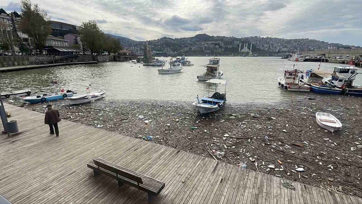 Zonguldak Limanı\'nda tonlarca atık birikti, balıkçı tekneleri çöple çevrelendi