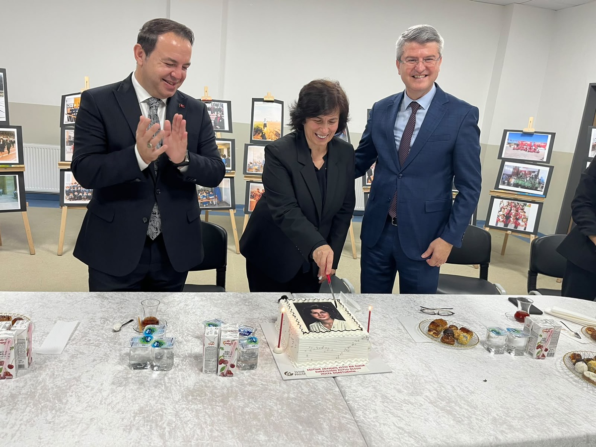 Zonguldak\'ta 40 yıl aynı okulda görev yapan öğretmen Hülya Uzungüngör emekli oldu