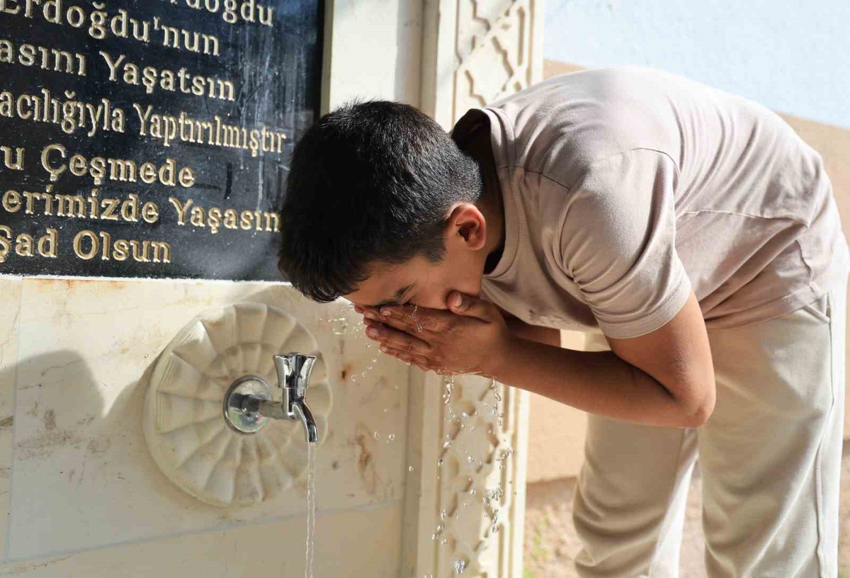 6 Şubat depreminde Erdoğdu ailesinin hatırasına Adana Yüreğir\'de hayrat çeşme açıldı