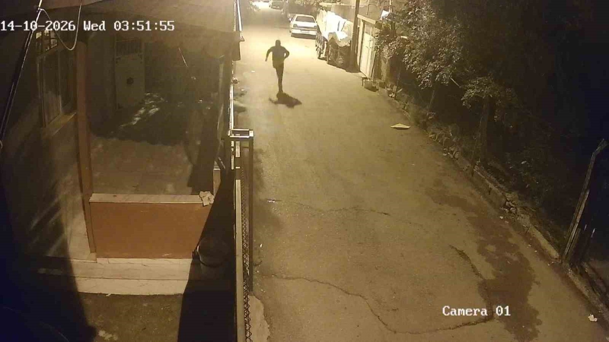 Adana\'da penseyle kapı kıran hırsızlık şüphelisi, 38 yıl hapisle aranırken yakalandı