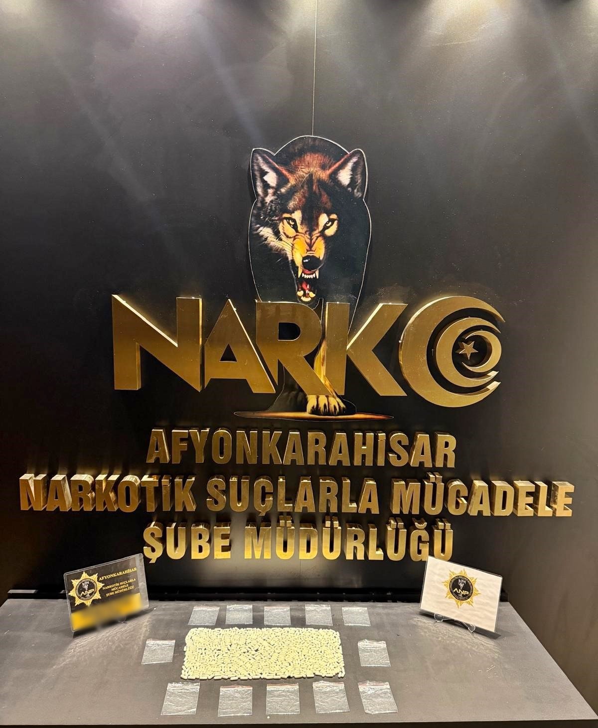 Afyonkarahisar\'da narkotik ekiplerinin durdurduğu araçta 663 uyuşturucu hap bulundu