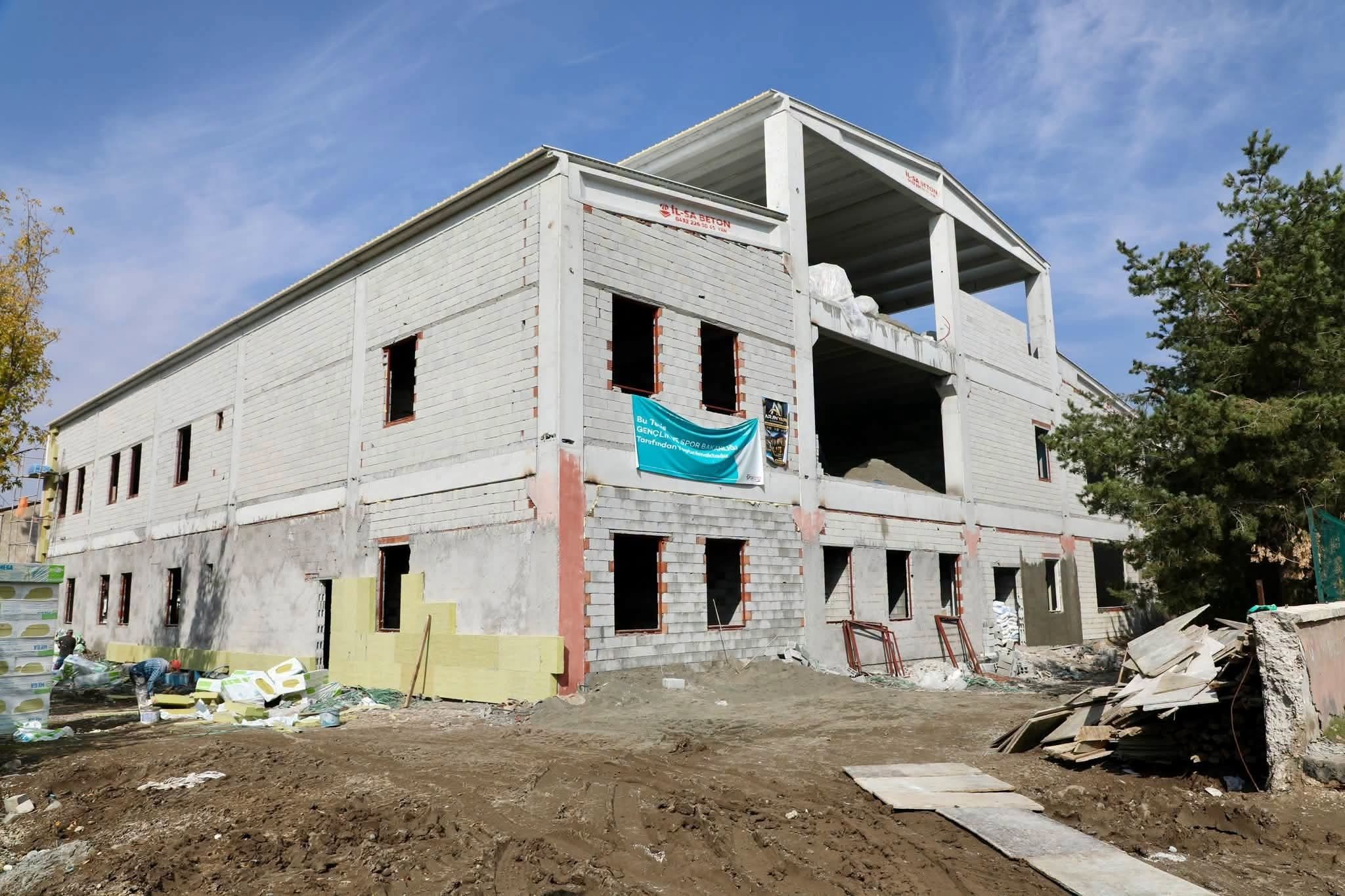 Vali Yardımcısı Karataş, Ağrı'daki Sporcu Fabrikası inşaat alanında incelemede bulundu