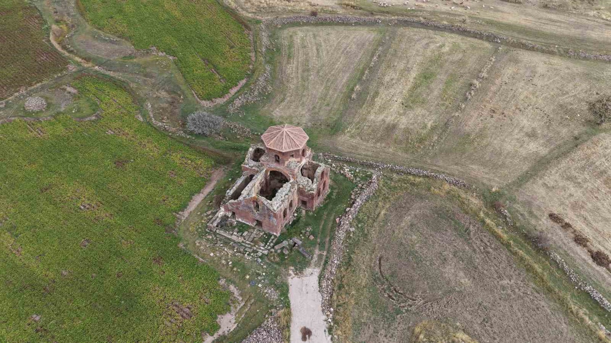 Aksaray Güzelyurt\'taki 1500 yıllık Kızıl Kilise adını kızıl taşlardan alıyor