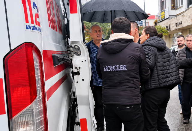 Bandırma'da otomobilin çarptığı anne ve kızı ıslanmasın diye vatandaşlar şemsiye tuttu