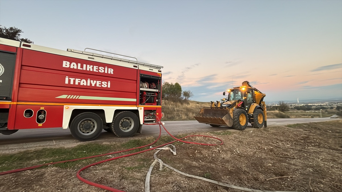 Balıkesir'in Altıeylül ilçesinde yaklaşık 2 bin saman balyası yangında kül oldu