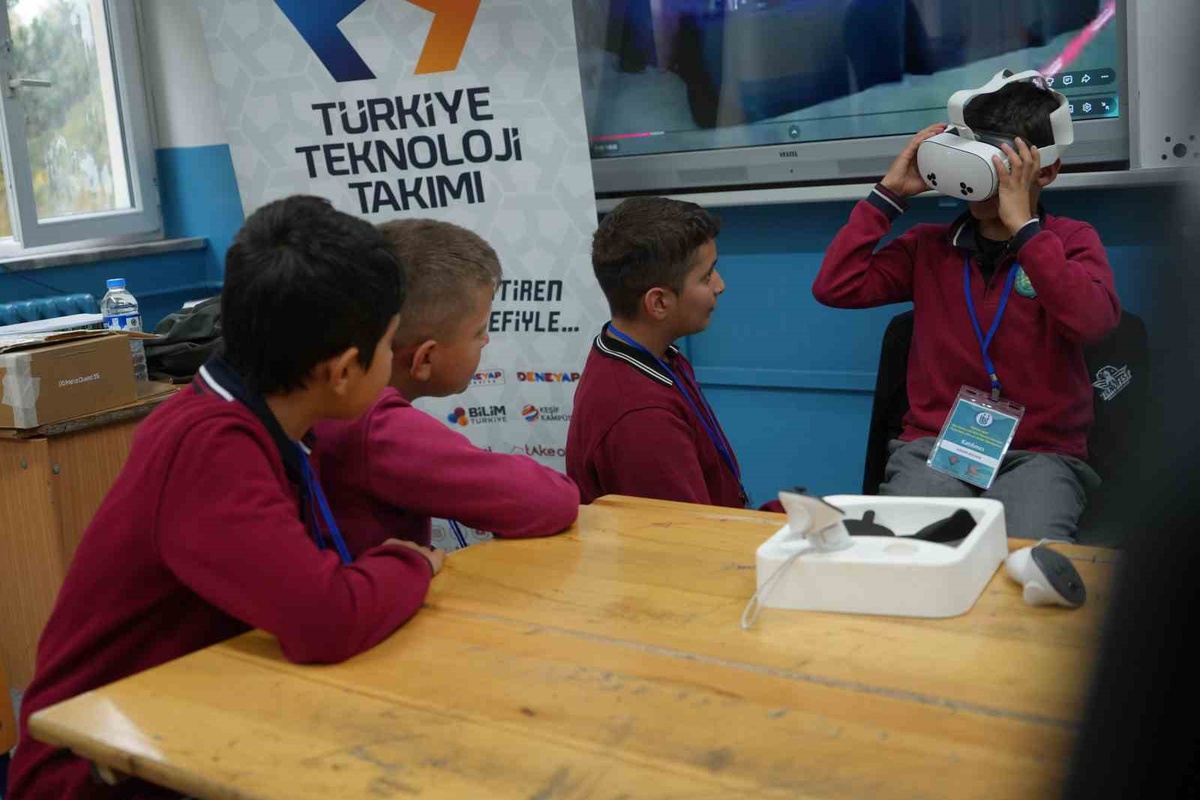 Bayburt Üniversitesi Konursu Ortaokulu öğrencilerini 13 atölyede bilimle buluşturdu
