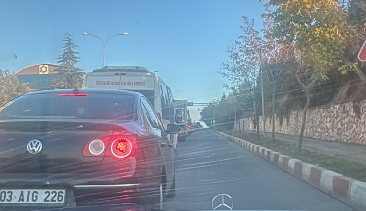 Bilecik\'te 100 bin 281 araç varken Sanayi rampası ışıkları sürücüleri kuyruğa soktu