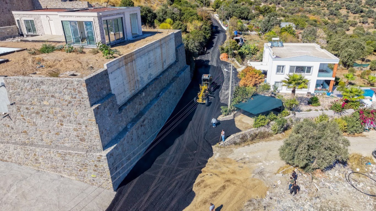 Bodrum Belediyesi beş mahallede üstyapı ve yol yenileme çalışmalarını sürdürüyor