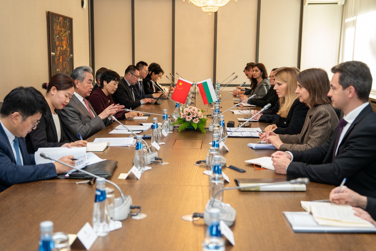 Wang Yi Sofya\'da Bulgaristan Dışişleri Bakanı Petrova ile işbirliğini görüştü