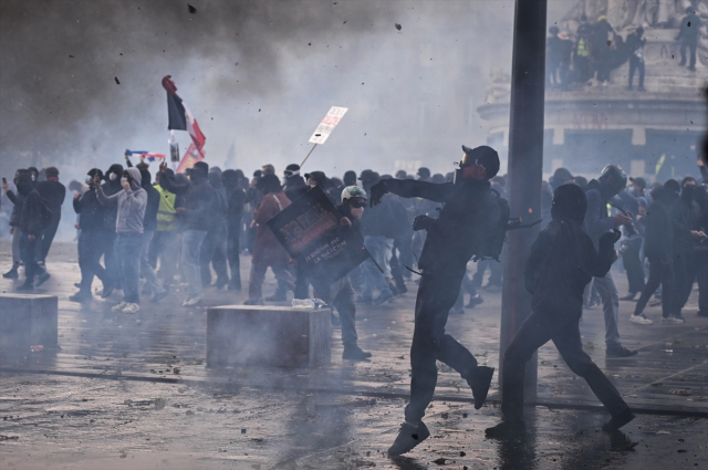 Dünyaca ünlü mağazaları yağmaladılar, şimdi sokaklarda satıyorlar