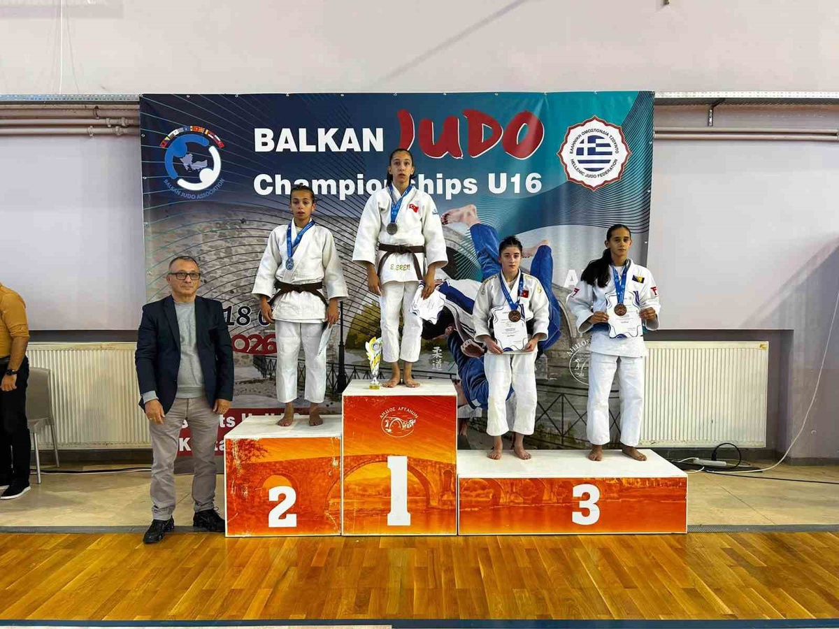 D&uuml;zce'nin sporcusu Erva Eren Yunanistan'da Balkan şampiyonluğunu kazandı
