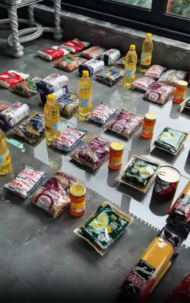 Kapı kapı dolaşıp yardım dağıttı! Kim olduğunu tahmin bile edemezsiniz 