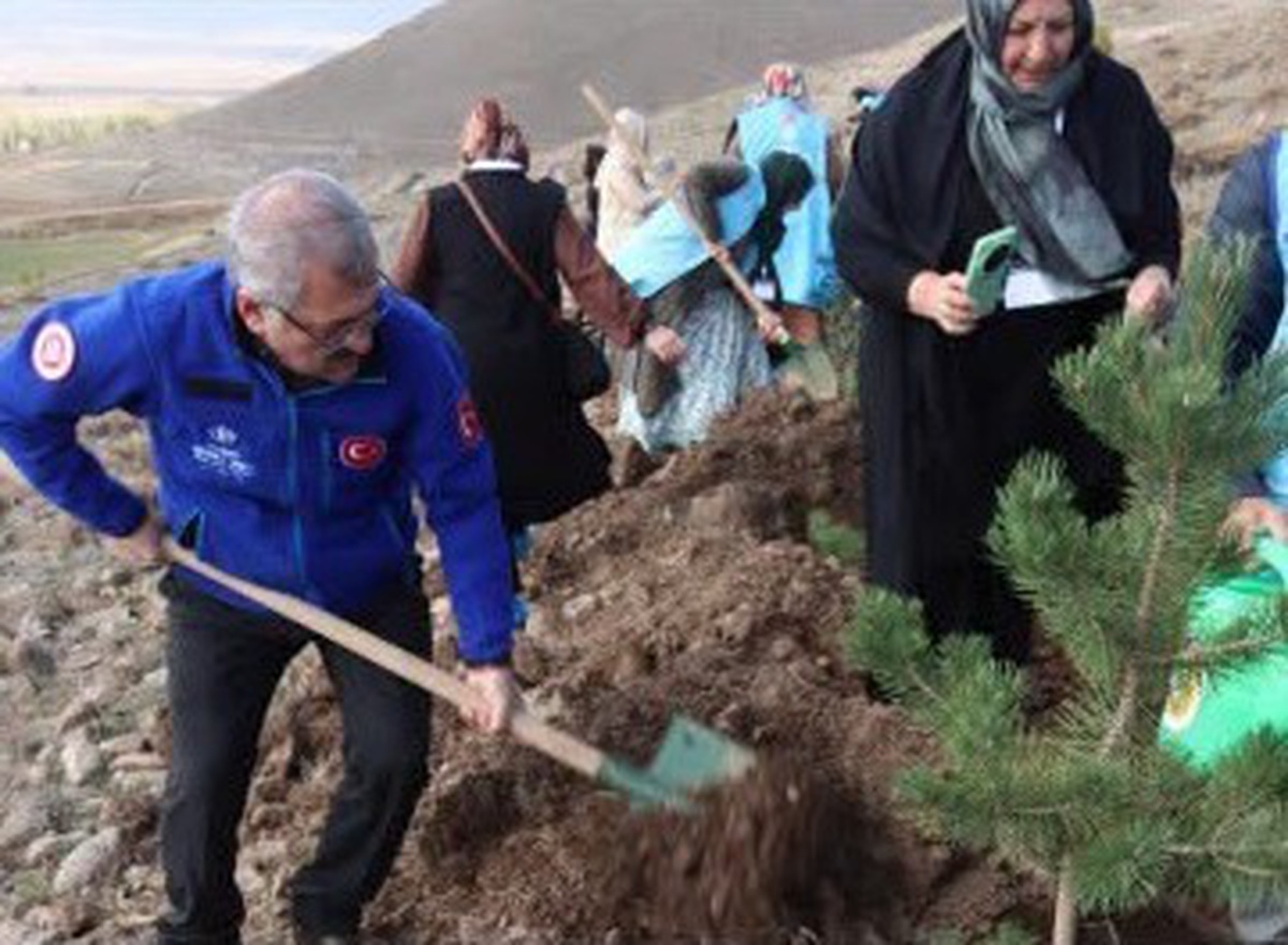 Erzurum Pasinler\'de DİTİB Hatıra Ormanı fidan dikiminin ardından dualarla açıldı