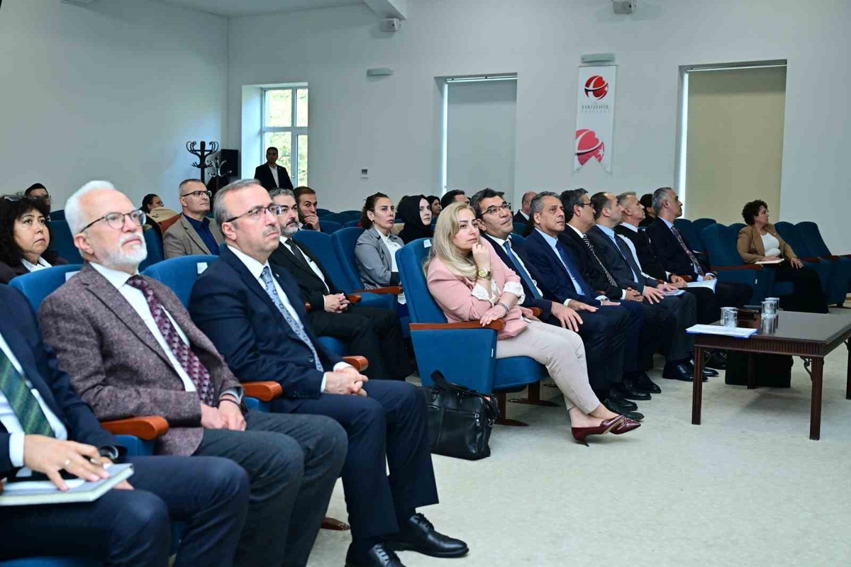 Eskişehir Valisi Yılmaz başkanlığında kadına şiddetle mücadele toplantısı yapıldı