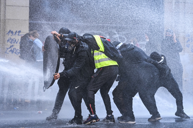 Fransa'da sokaklar harabeye döndü! Hükümetten OHAL sorusuna yanıt