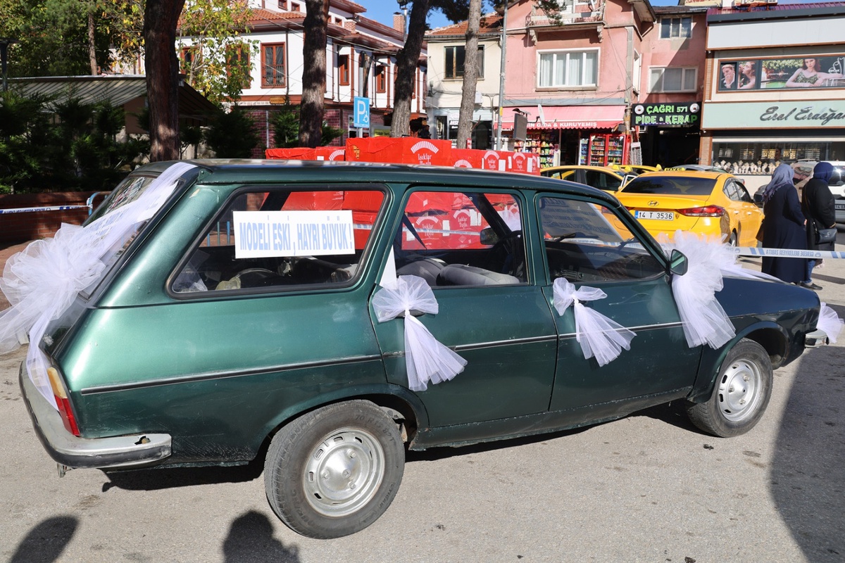 Bolu Gerede\'de hayırsever, 1982 model Renault 12\'yi cami için açık artırmaya çıkardı