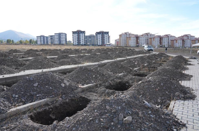 Erzurum'da dondurucu kış öncesi 500 mezar kazılıyor, 200'ü şimdiden hazır