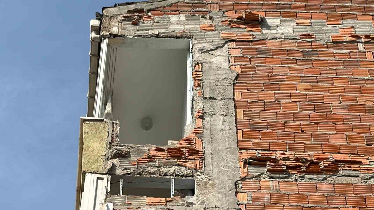 Güngören\'de iddiaya göre yıkımda binada hasar oluştu, 78 yaşında kadın önlem bekliyor