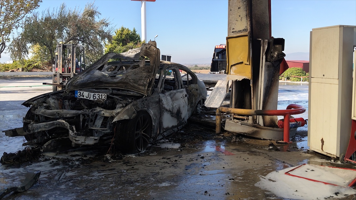 İzmir Kınık\'ta otomobil istasyonun pompasına çarpınca alev aldı, 2 kişi yaralandı