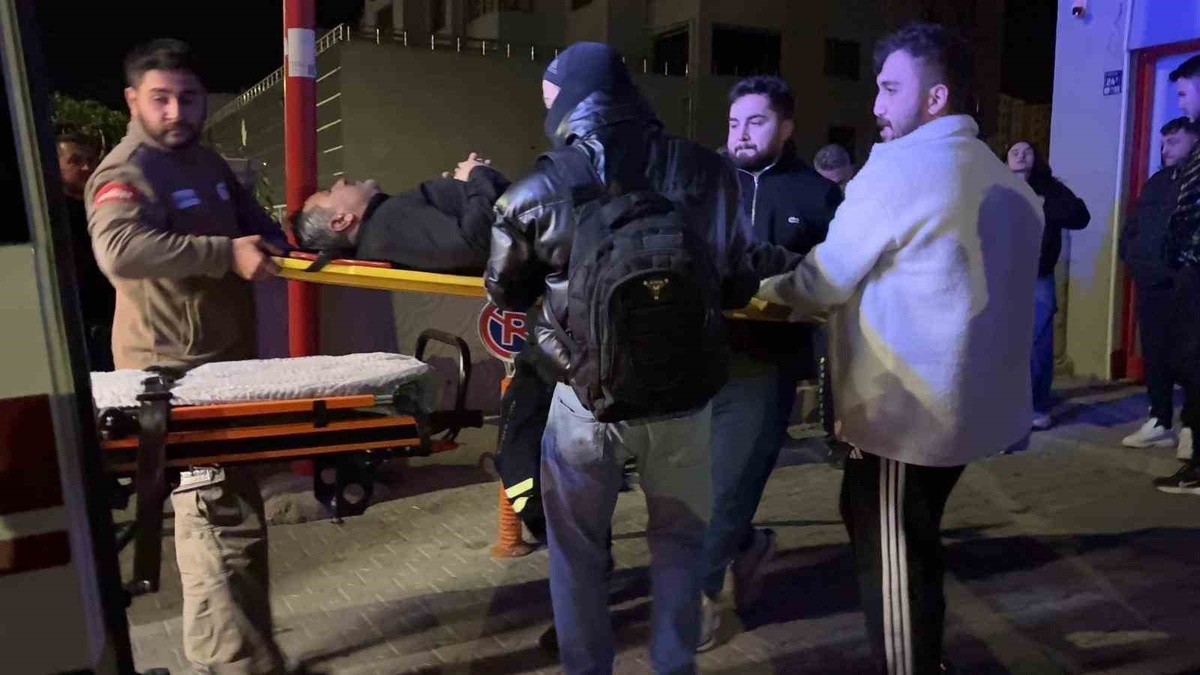 Kayseri\'de alev alan otomobilin çarptığı araç dükkana girdi, 2 kişi yaralandı