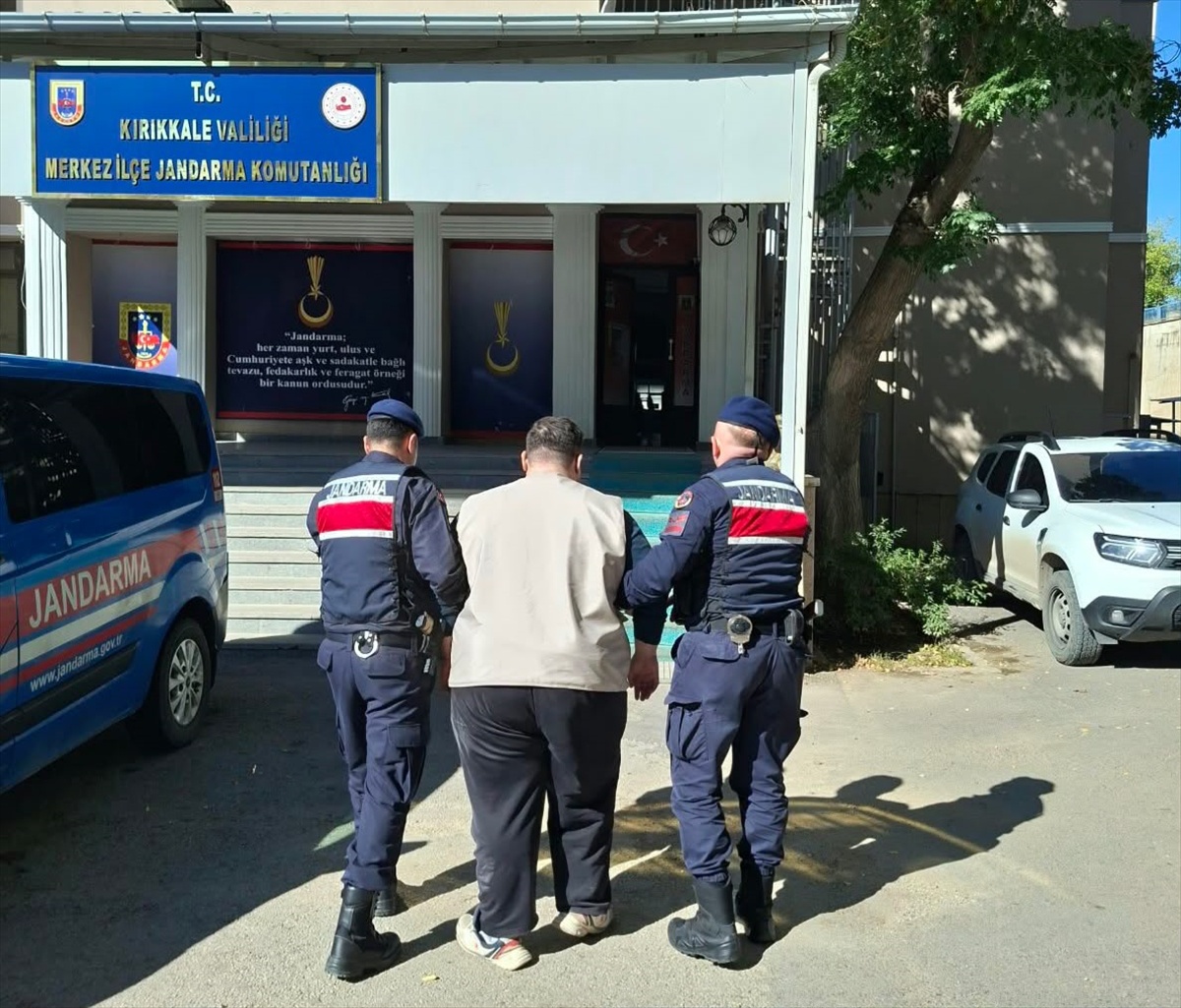 Kırıkkale\'de jandarma ekipleri, 2 yıl 13 ay cezası bulunan firari hükümlüyü yakaladı