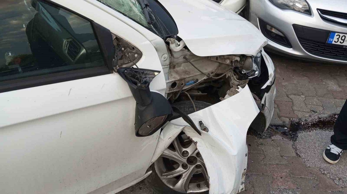 Kırklareli Lüleburgaz\'da otomobilin çarptığı araç hastane otoparkına savruldu