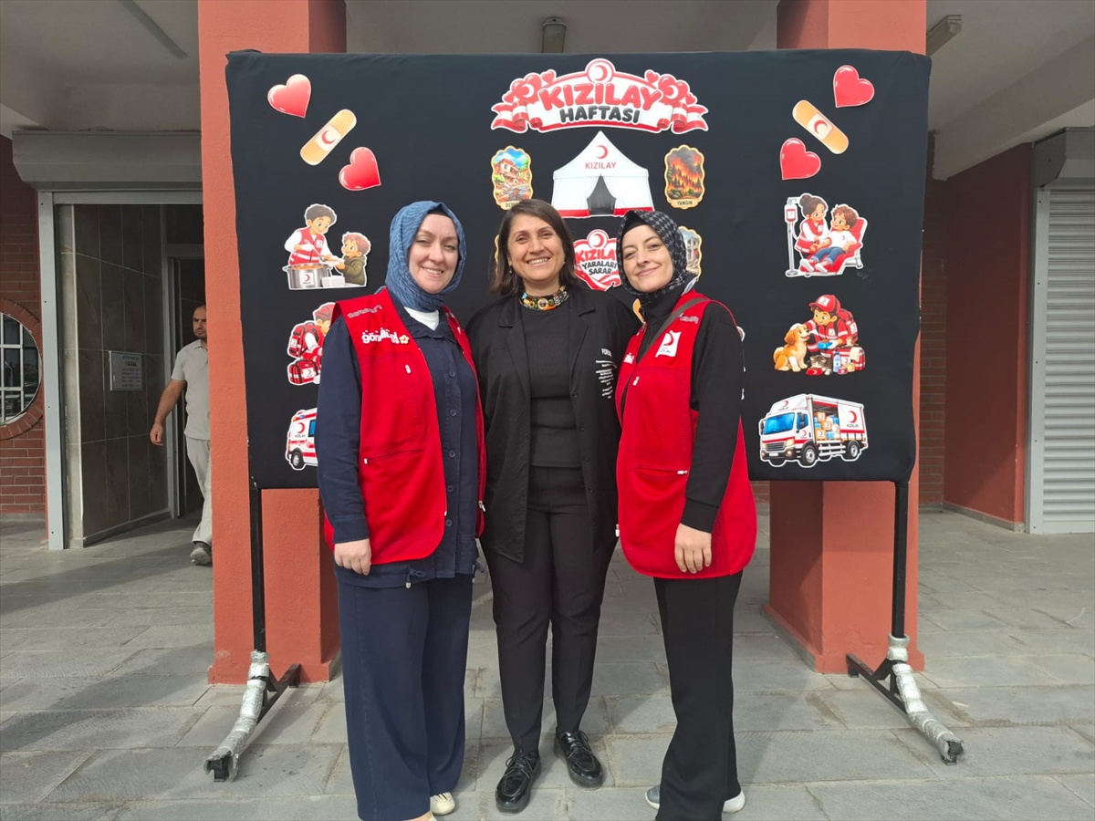 Kızılay gönüllüleri Kocasinan\'da ilkokul öğrencilerine pamuk şeker ikram etti
