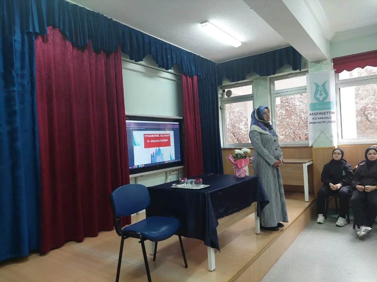 Rukiye Dinç, Kütahya\'daki imam hatip lisesinde Hz. Peygamber\'in aile hayatını anlattı