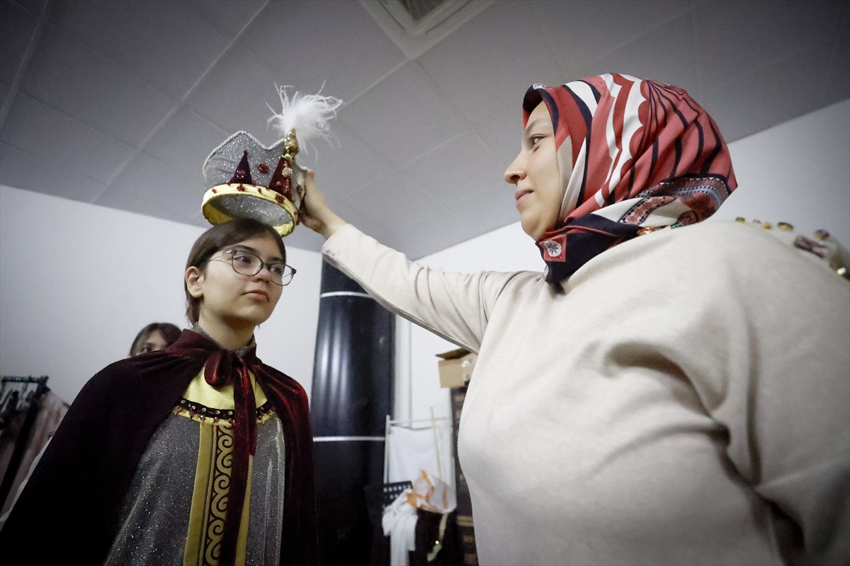 Malatya\'da 14 çocuk, 170 kişilik salonda son oyunda 400 izleyici ağırladı