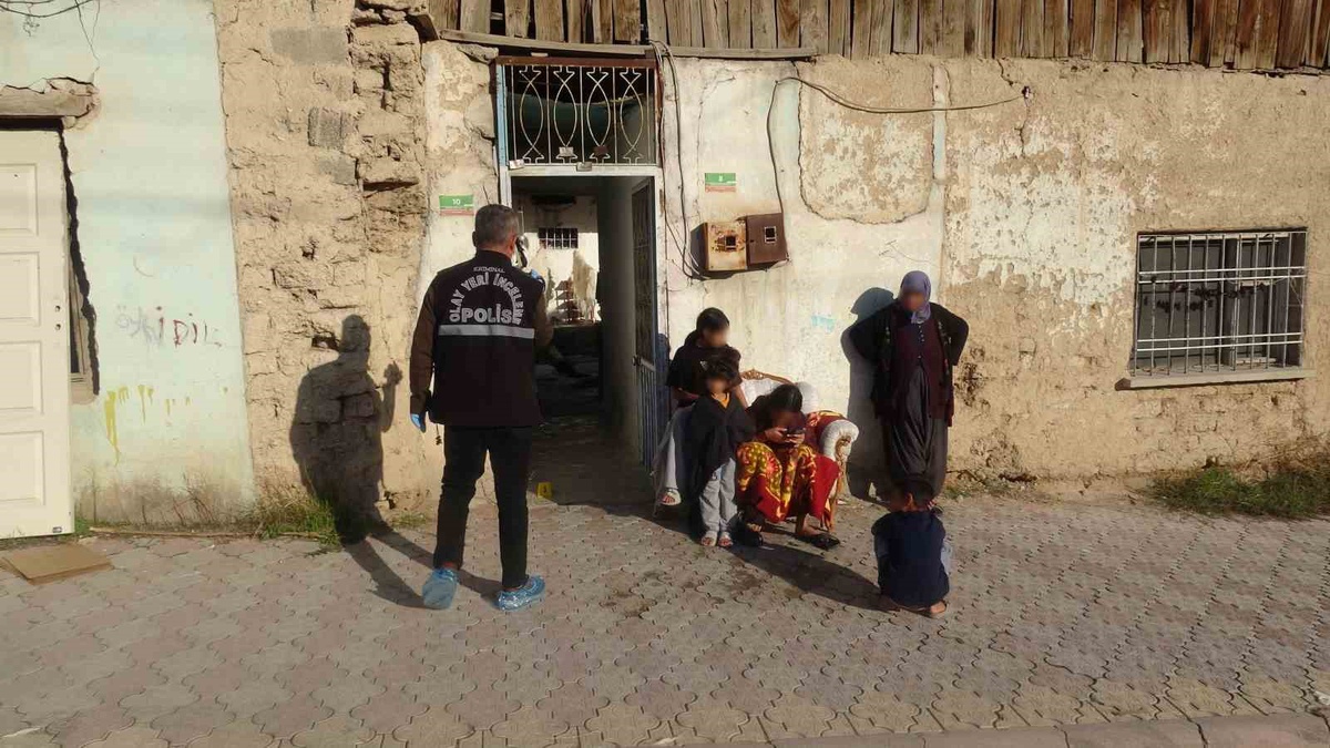 Malatya Yeşilyurt\'ta bıçakla 3 kişi yaralandı, 1 yaralı hayati risk taşıyor