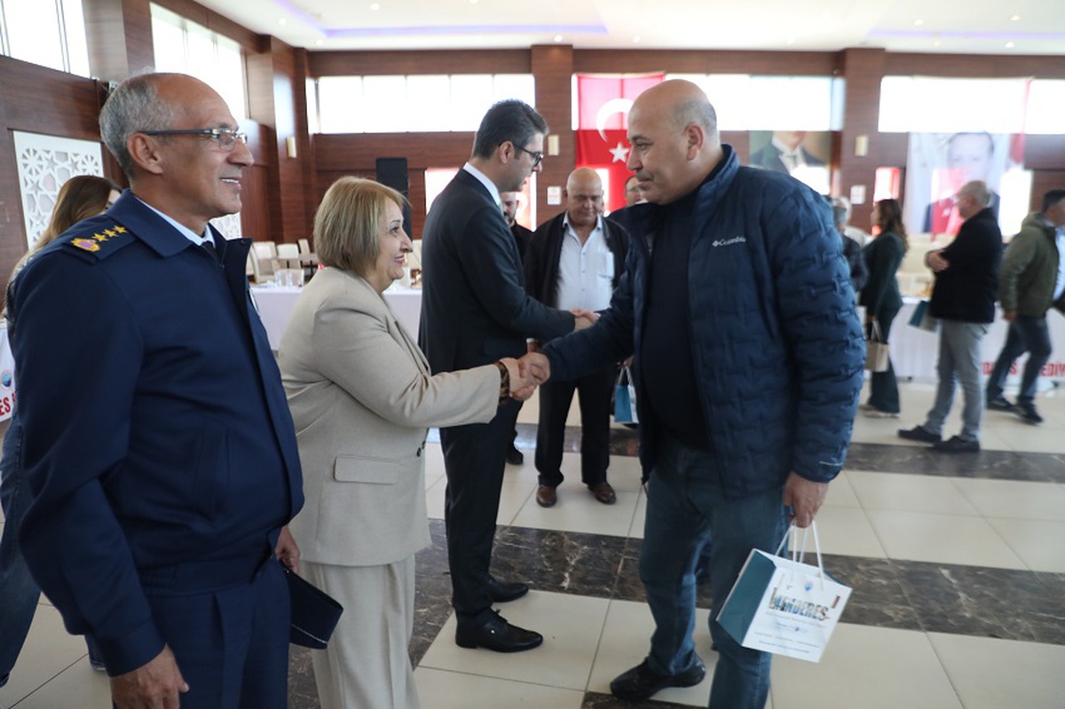 Menderes\'te 44 mahalle muhtarı Muhtarlar Günü programında buluştu