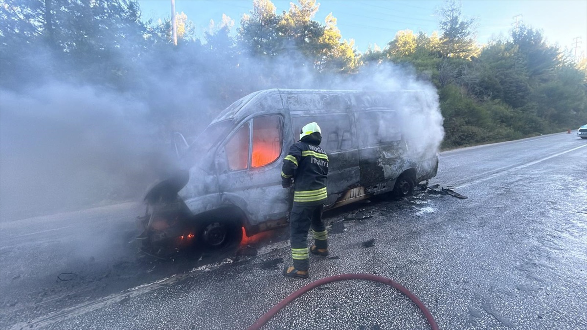 Bodrum\'da okul servisi yandı, 3 öğrenci sürücü tarafından tahliye edildi