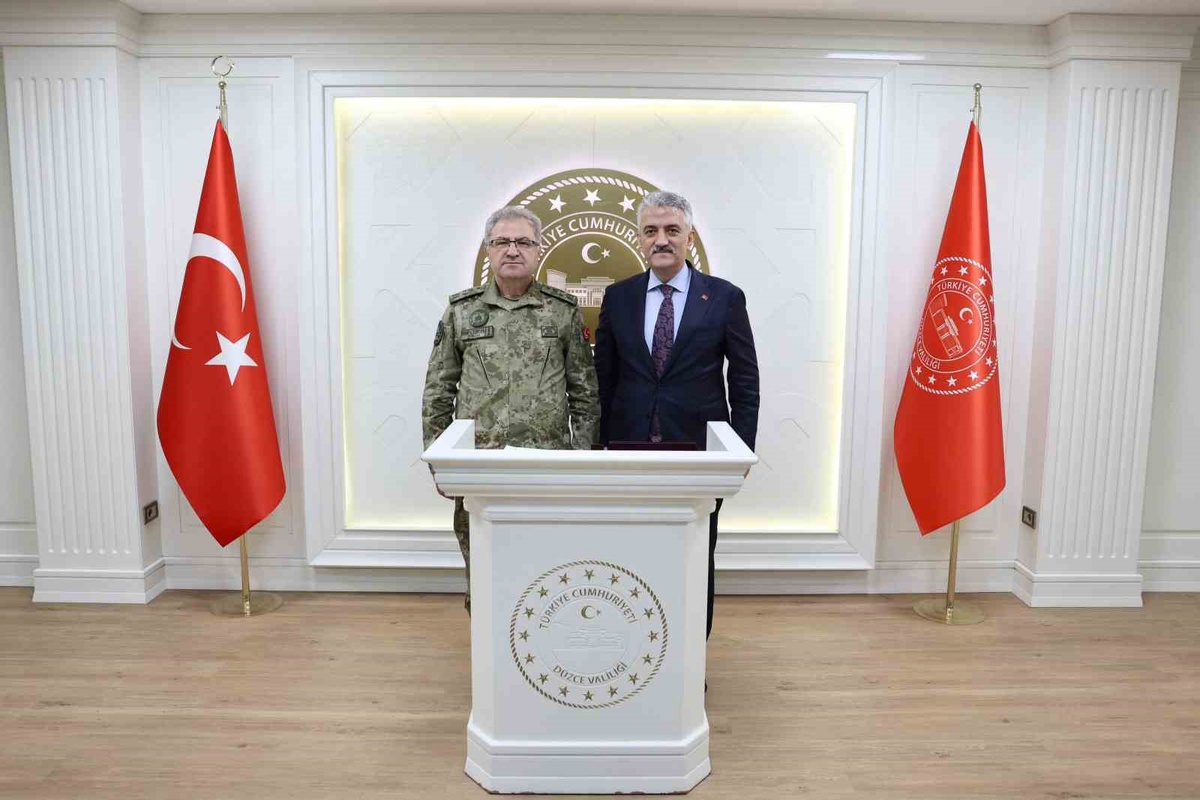 Kara Kuvvetleri Komutanı Orgeneral Metin Tokel, Düzce Valisi Mehmet Makas'ı ziyaret etti