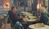 Paris alev alev, onlar keyifte! Çatışmaların ortasında içkilerini yudumladılar