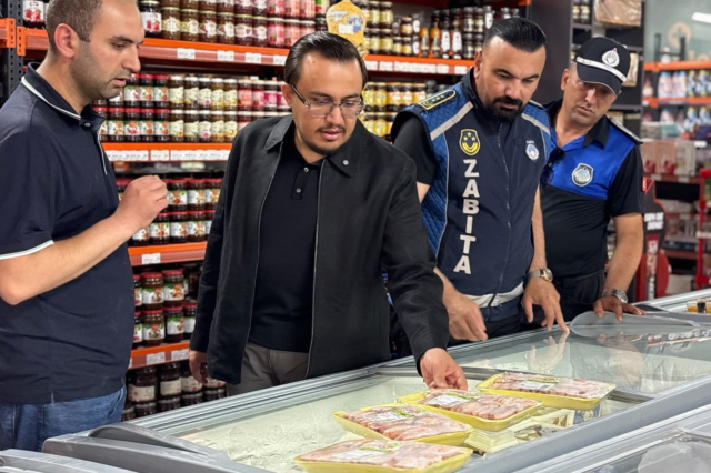 Sincan'da zincir markette müşterilere büyük saygısızlık! Belediye ekipleri harekete geçti