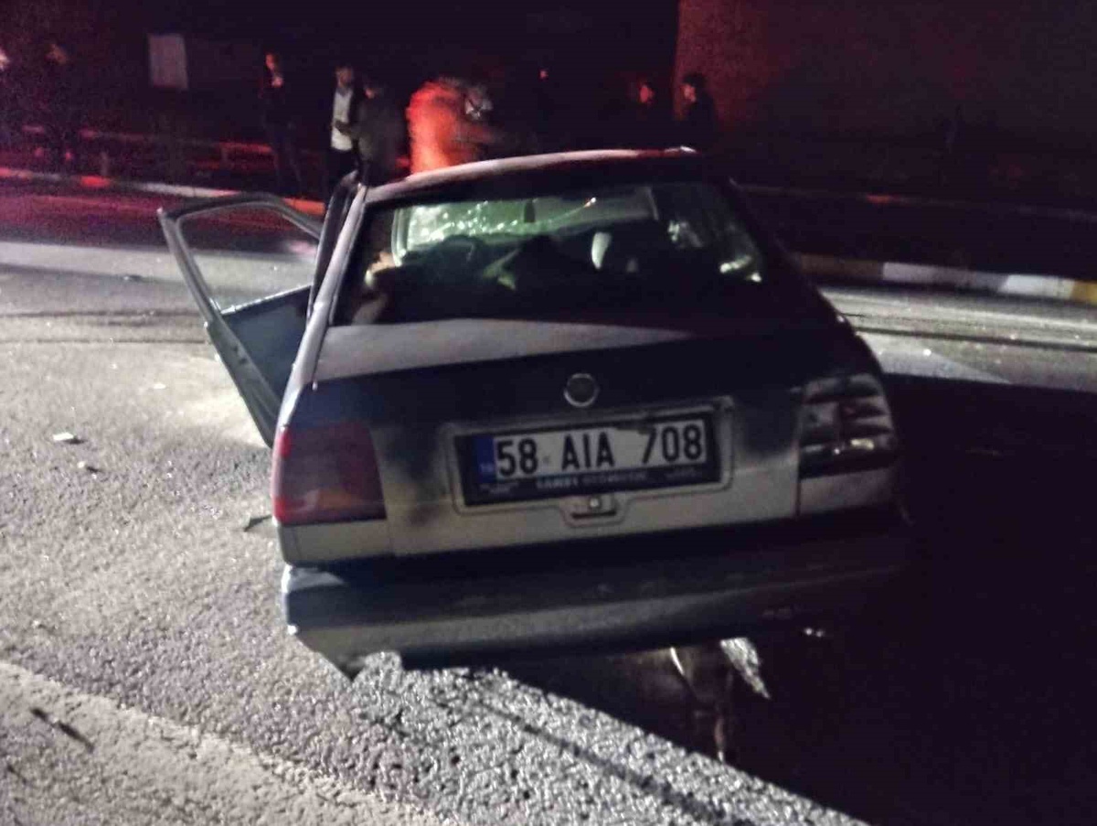 Sivas Suşehri\'nde otomobil TOKİ Kavşağı yakınında direğe çarptı, sürücü yaralandı