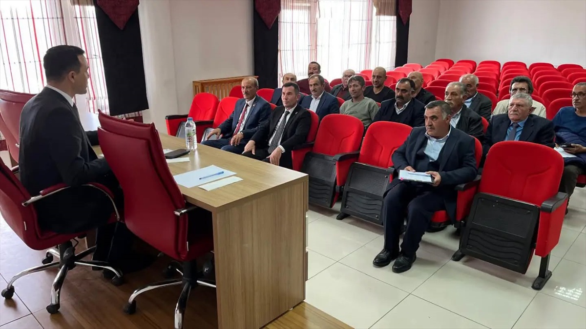 Sivas Ulaş\'ta Köylere Hizmet Götürme Birliği meclisi muhtarların taleplerini görüştü