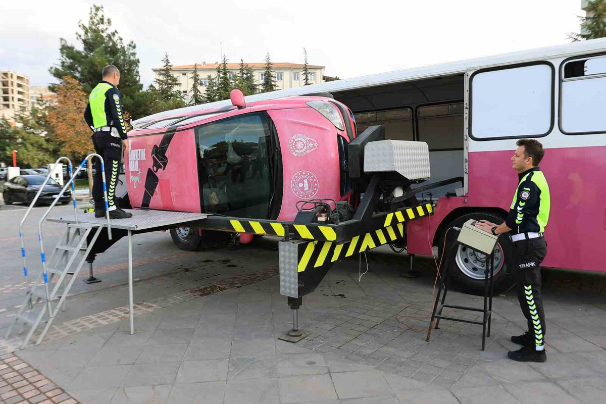 Talas Belediyesi personeli simülasyonda takla atarak emniyet kemerinin önemini gördü