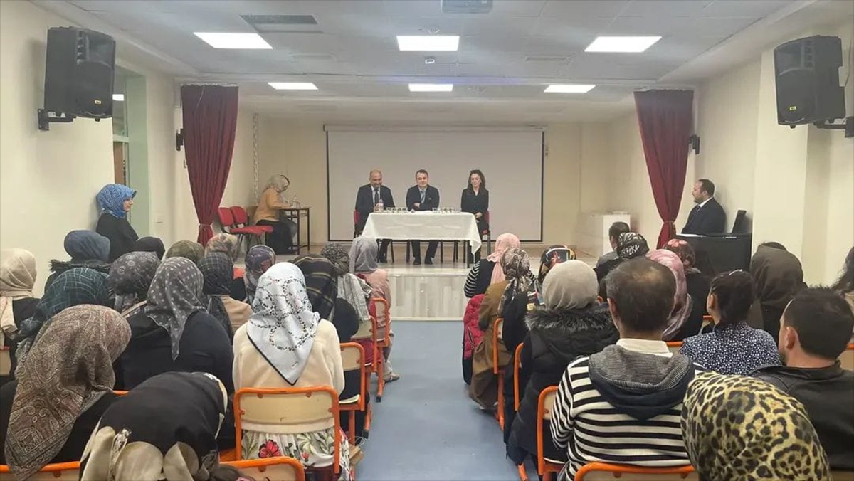 Tosya Kaymakamı Konak, ilkokul ziyaretinde öğrencilerle ve velilerle buluştu