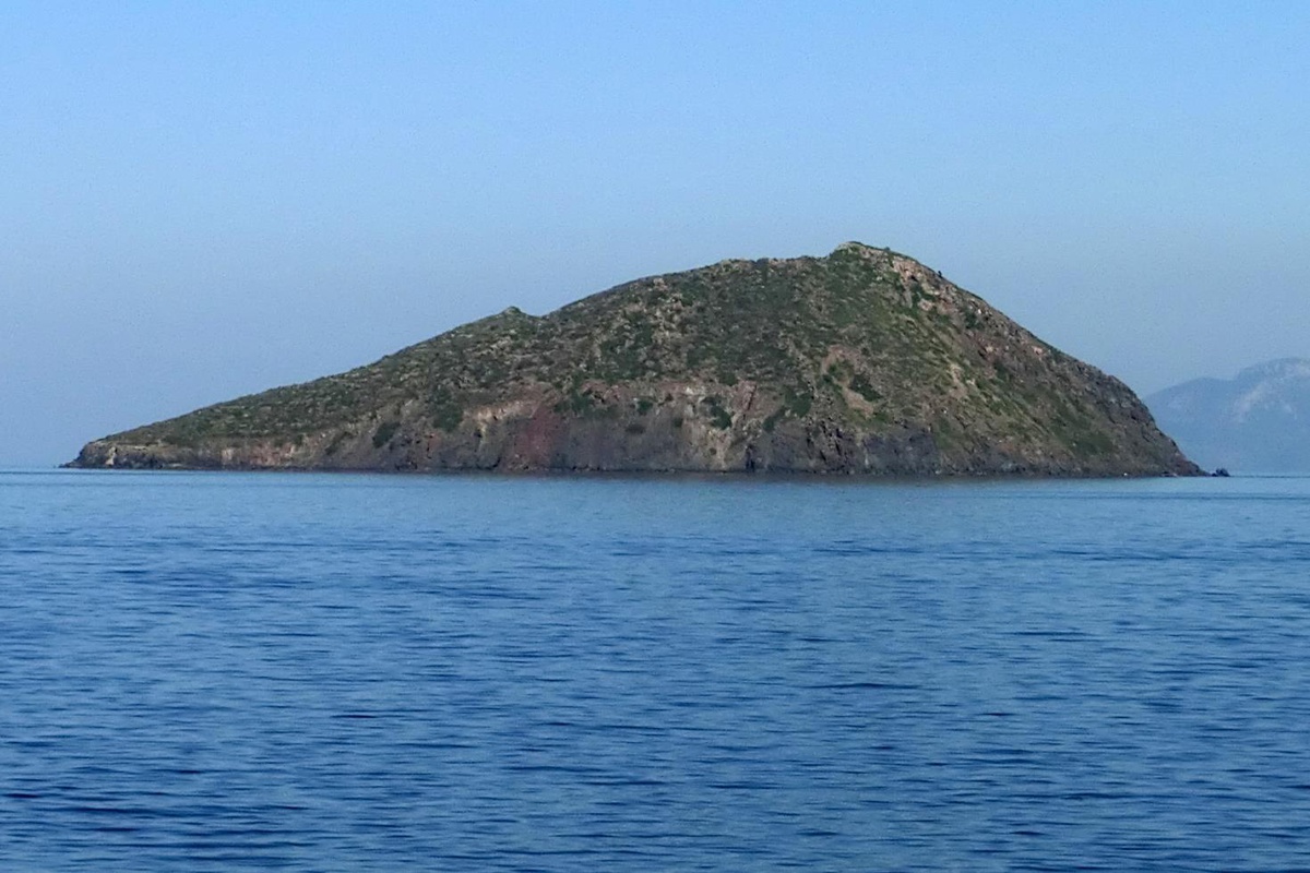 Türkiye\'nin yanı başındaki ada satışa çıktı! Fiyatı şaşkına çevirdi