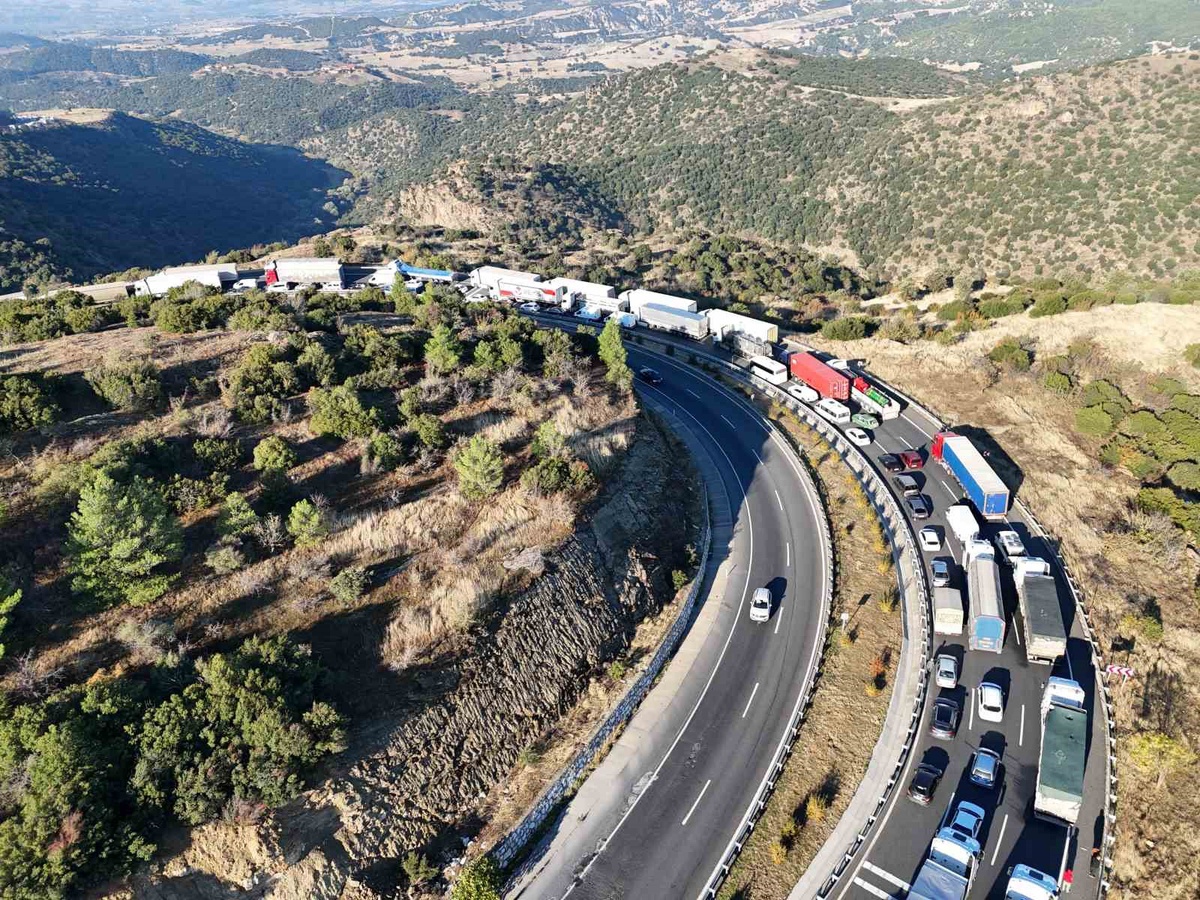 Uşak-İzmir yolunda domates yüklü tır devrildi, 53 yaşındaki sürücü yaşamını yitirdi