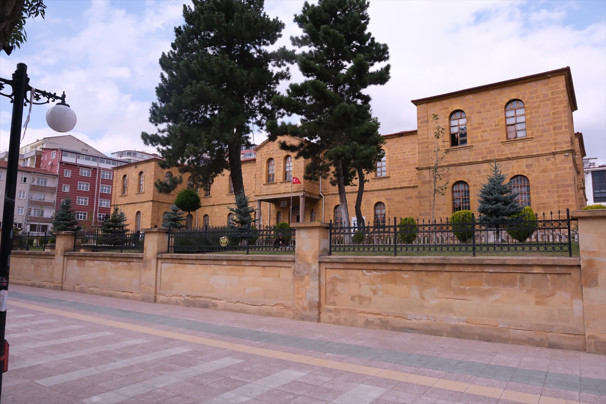 Yozgat Lisesi, 1914\'te yaklaşık 200 öğrencisiyle Çanakkale\'ye giderek gazi lise oldu.
